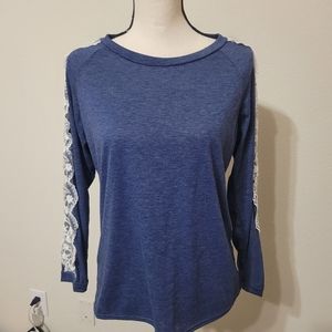 4/$25  blue top with white lace trim size small to medium ,no tag .like new